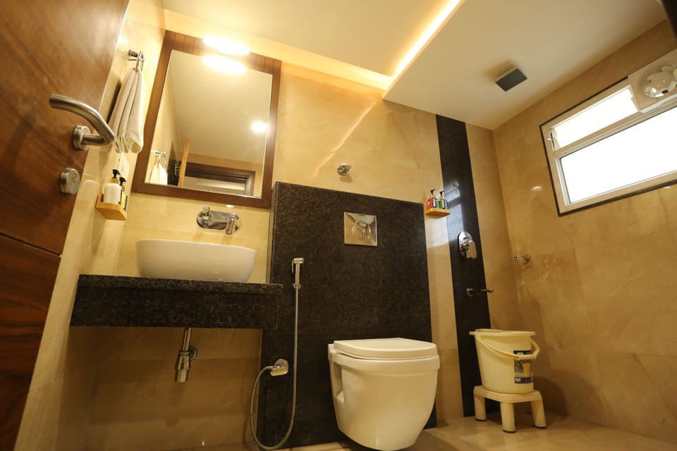 Executive Premium Room | Bathroom | Shower, free toiletries, bidet, towels