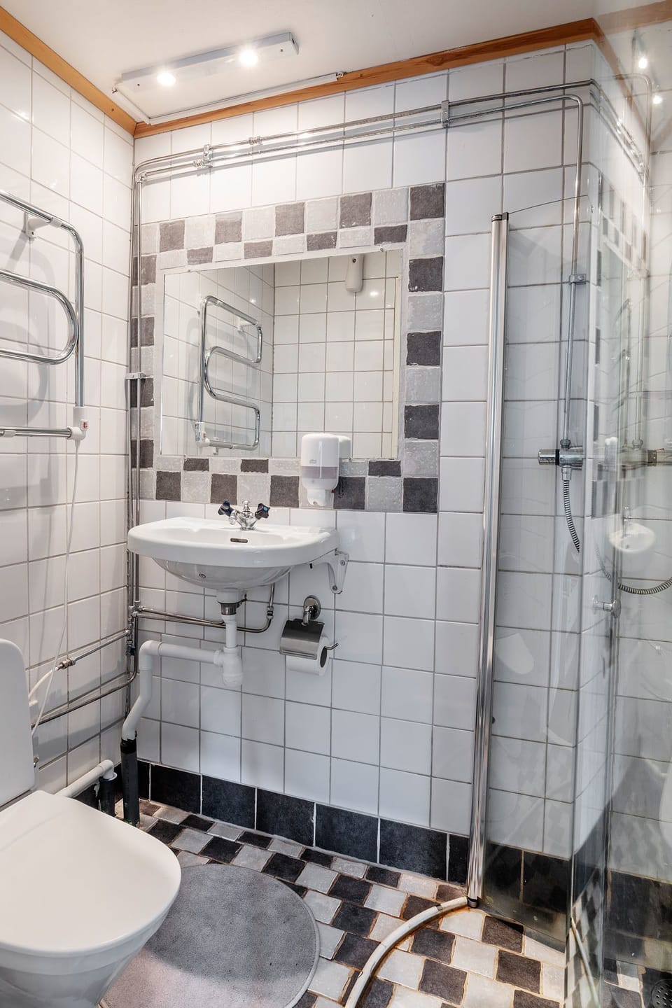 Basic Single Room, 2 Twin Beds | Bathroom | Shower, towels