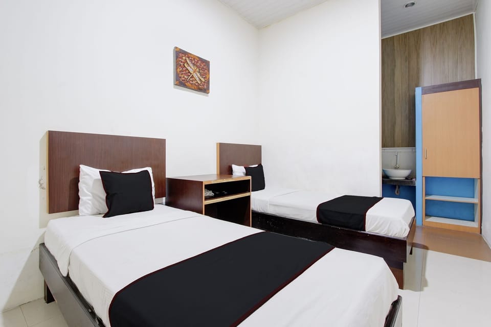 Standard Twin Room | Desk, WiFi (free), bed sheets