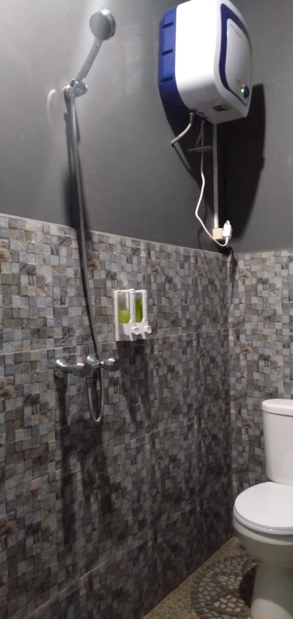 Shower, free toiletries, towels