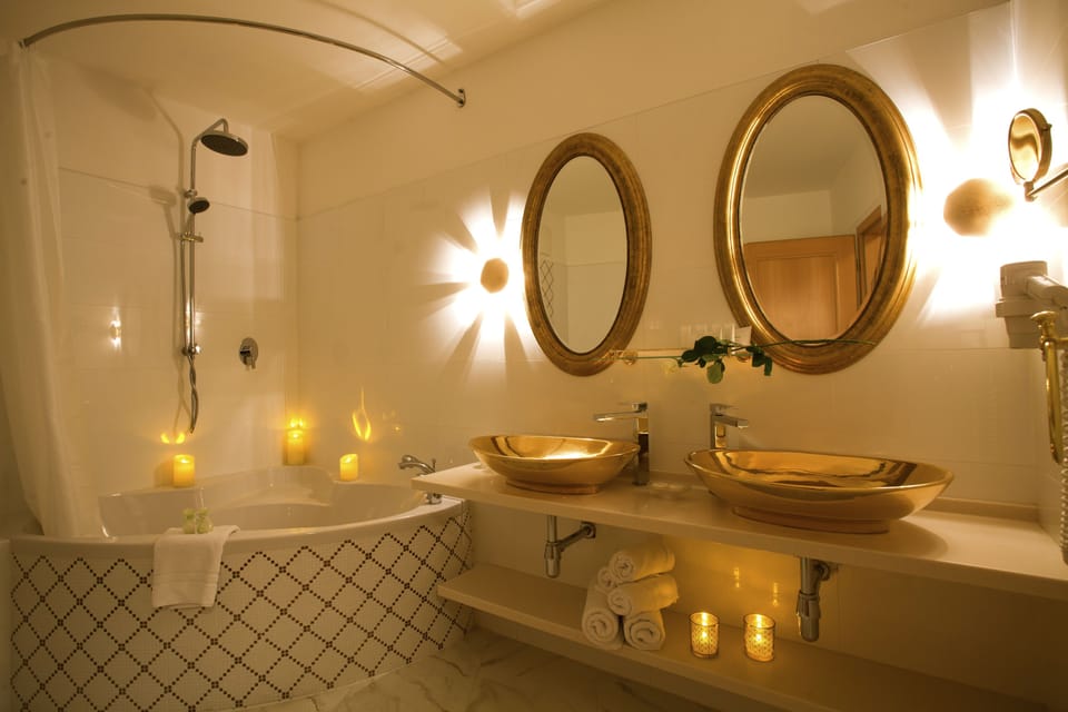 Junior Apartment, 1 Bedroom | Bathroom | Free toiletries, bathrobes, towels