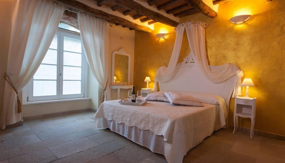 Suite (Leon) | Premium bedding, in-room safe, desk, soundproofing