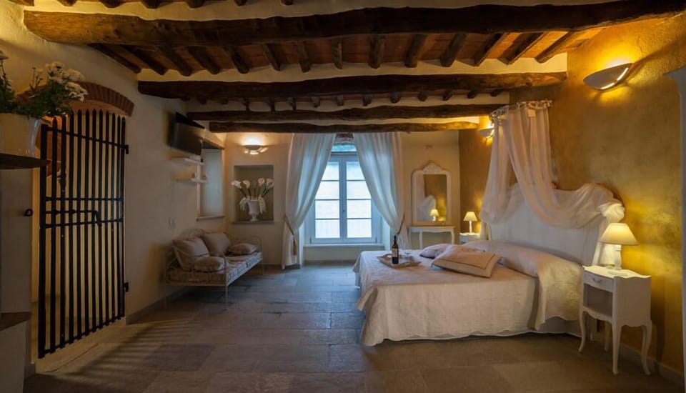 Suite (Leon) | Premium bedding, in-room safe, desk, soundproofing