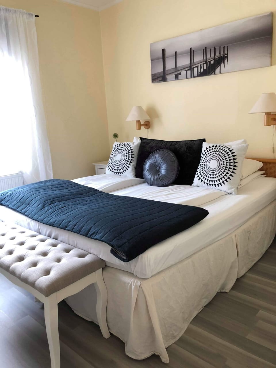 Twin Room | Desk, WiFi (free), bed sheets