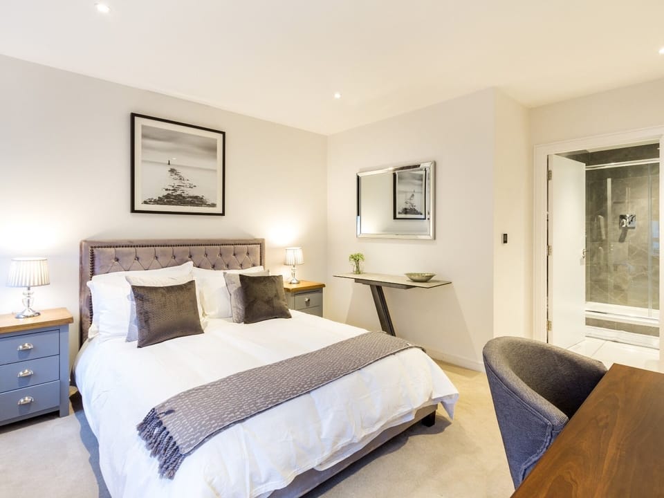 2 Bed Property Close to Heathrow Airport Apartment in Brentford