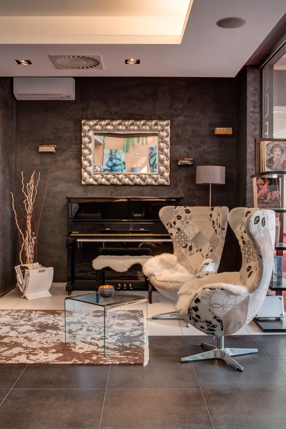 Serves lunch and dinner