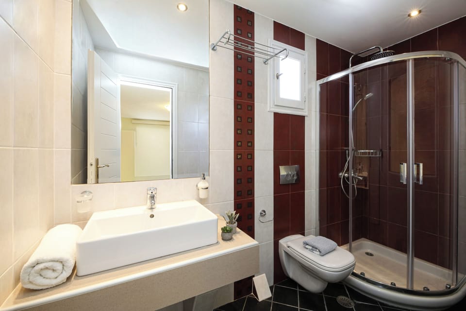 Apartment, 1 Bedroom, Sea View | Bathroom | Shower, hair dryer, towels