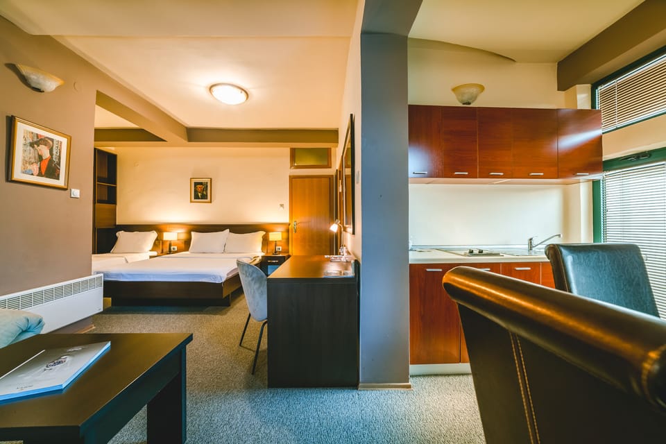 Standard Apartment | Minibar, in-room safe, desk, blackout drapes