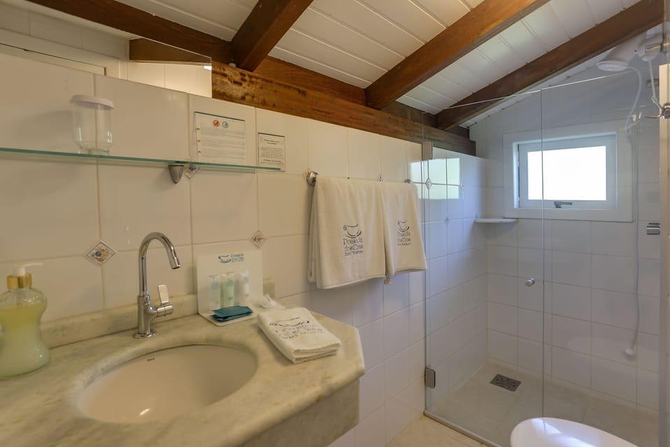 Suite Junior | Bathroom | Shower, free toiletries, hair dryer, bidet