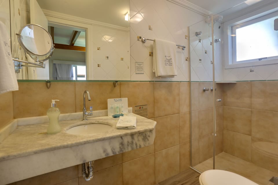 Suite Junior | Bathroom | Shower, free toiletries, hair dryer, bidet
