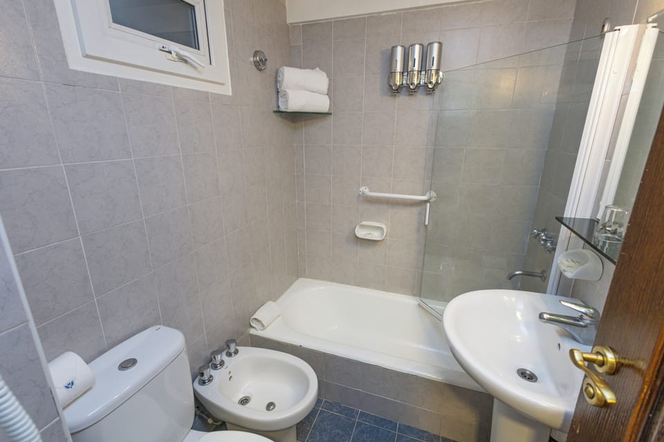 Superior Single Room | Bathroom | Combined shower/tub, rainfall showerhead, free toiletries, hair dryer
