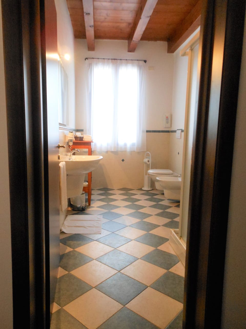 Triple Room | Bathroom | Shower, rainfall showerhead, free toiletries, hair dryer