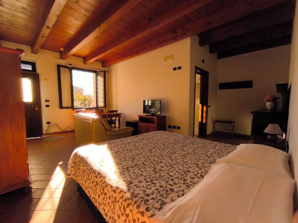 Triple Room | Minibar, in-room safe, desk, soundproofing