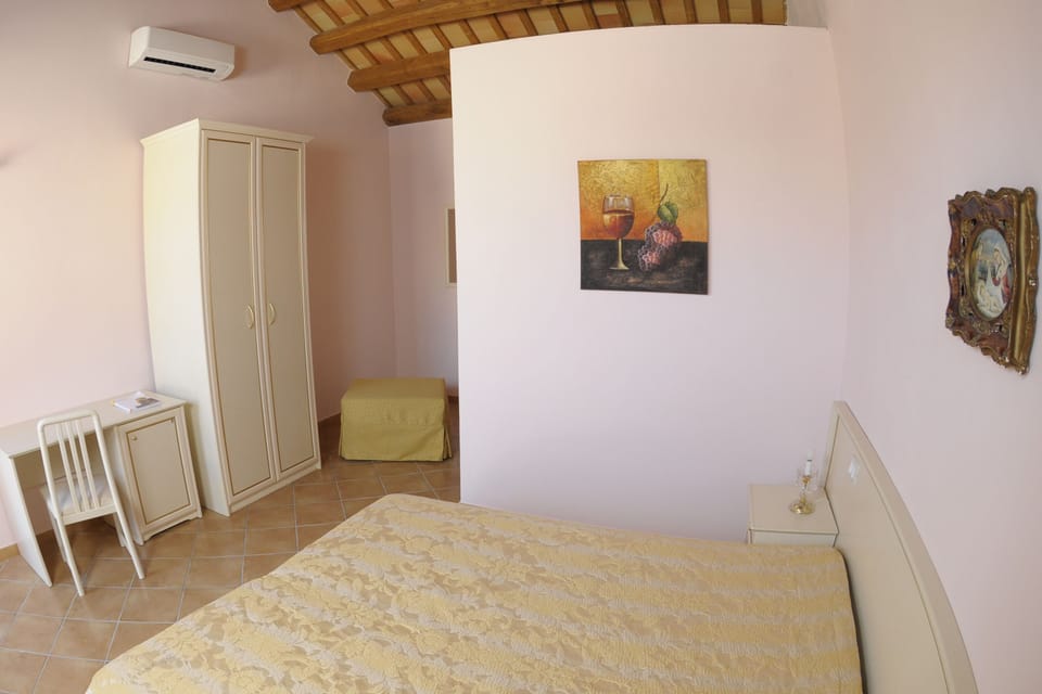 Double Room | Down comforters, desk, laptop workspace, free WiFi