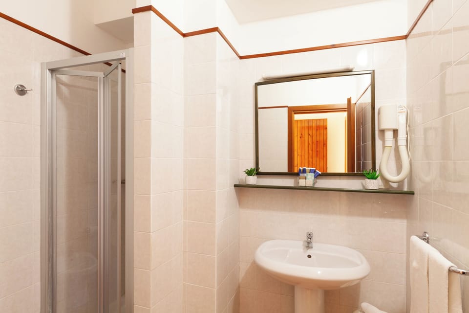Superior Quadruple Room | Bathroom | Hair dryer, bidet, towels