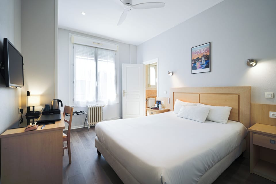 Superior Double Room | In-room safe, desk, soundproofing, WiFi (free)
