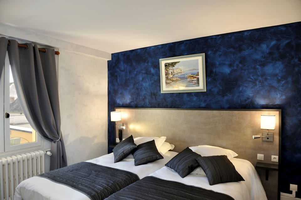 Standard Room, 2 Twin Beds | Minibar, desk, free cribs/infant beds, free WiFi