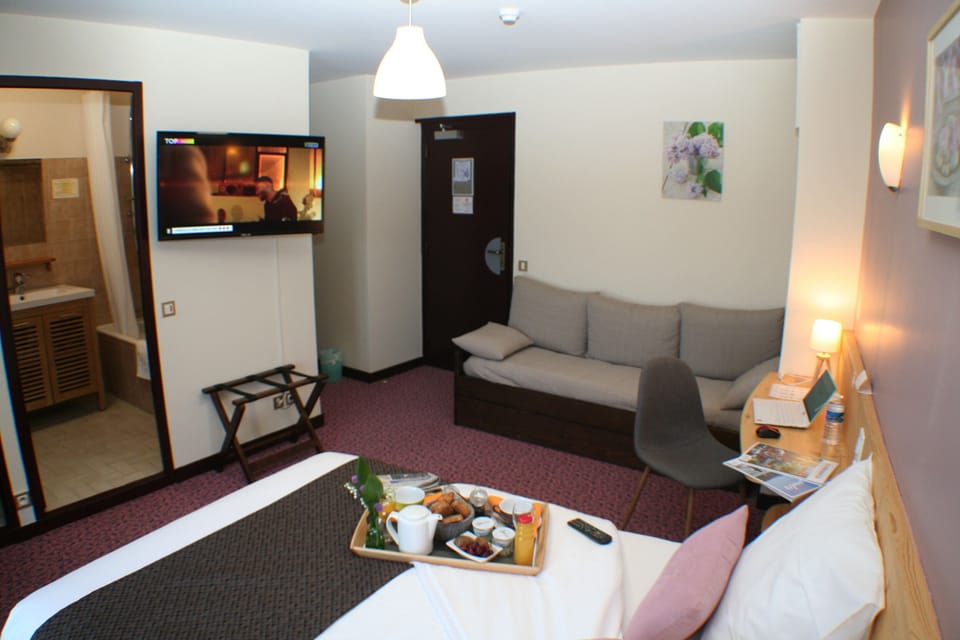 Family Room | Premium bedding, memory foam beds, desk, free WiFi