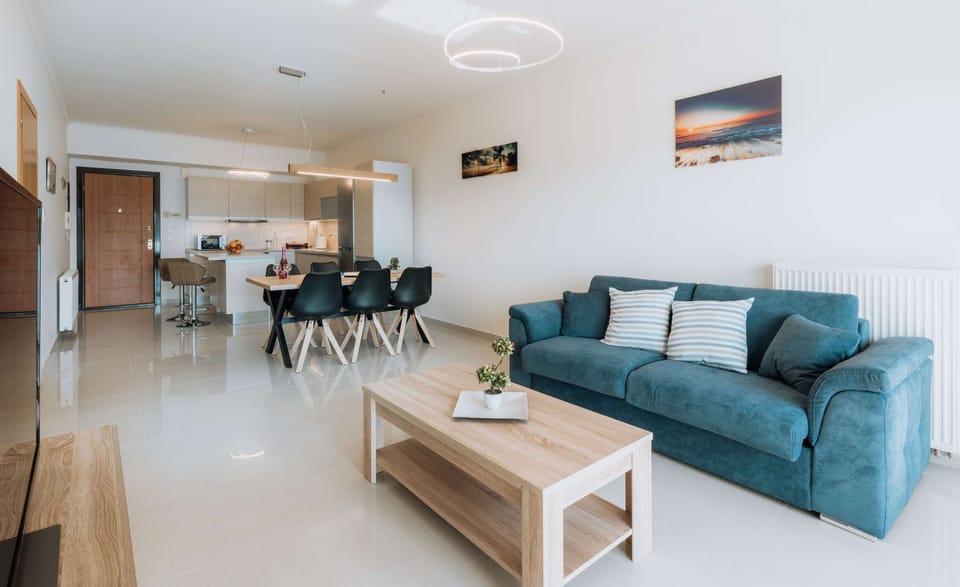 Apartment, 2 Bedrooms | Living room | Smart TV, Netflix