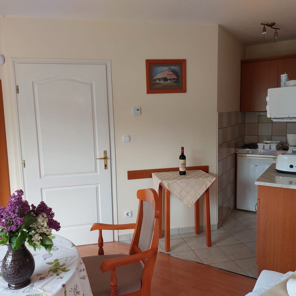 Studio, 1 Queen Bed, Non Smoking, Garden View | Private kitchen | Fridge, microwave, stovetop, coffee/tea maker