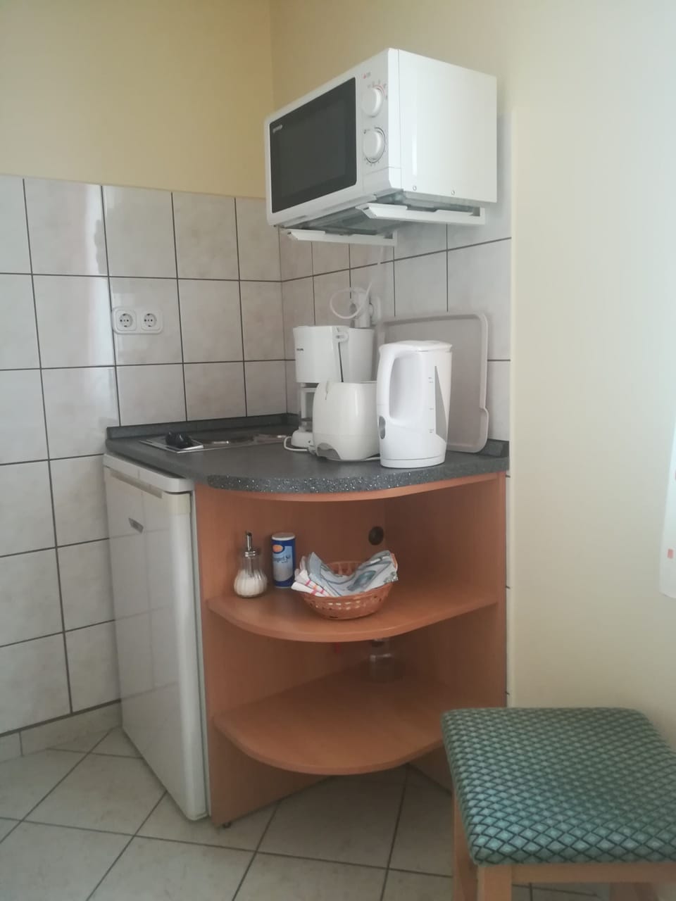 Apartment, 1 Bedroom, Non Smoking, Garden View | Private kitchenette | Fridge, microwave, stovetop, coffee/tea maker