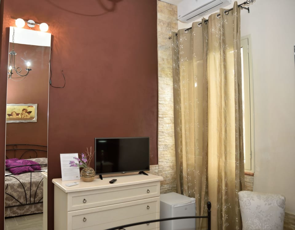Deluxe Room, Garden View | Minibar, individually decorated, individually furnished, desk