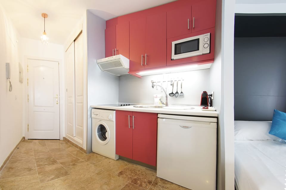 Studio, Ground Floor | Private kitchenette | Fridge, microwave, stovetop, electric kettle