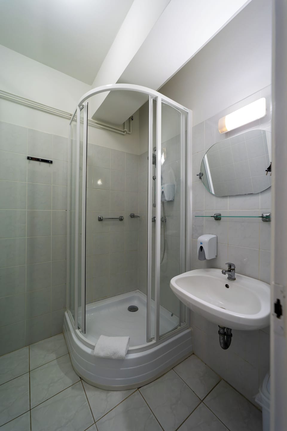 Superior Apartment | Bathroom | Shower, towels
