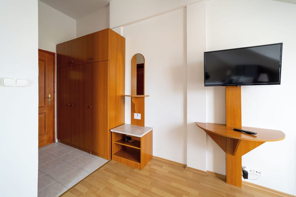 Classic Apartment | In-room safe, blackout drapes, bed sheets, wheelchair access