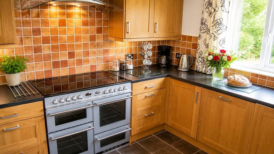 House, 6 Bedrooms | Private kitchen | Coffee/tea maker, full-size fridge, microwave, oven
