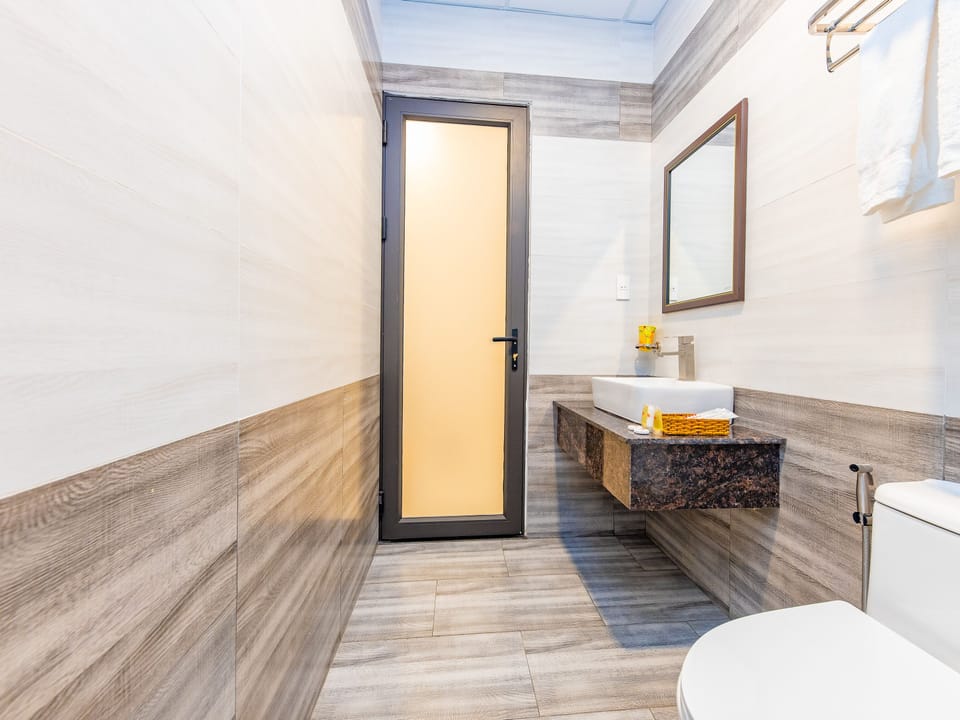 Shower, free toiletries, bidet, towels