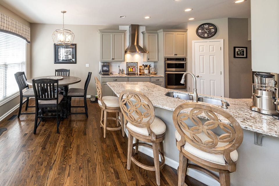 Seating for 7 in kitchen area
