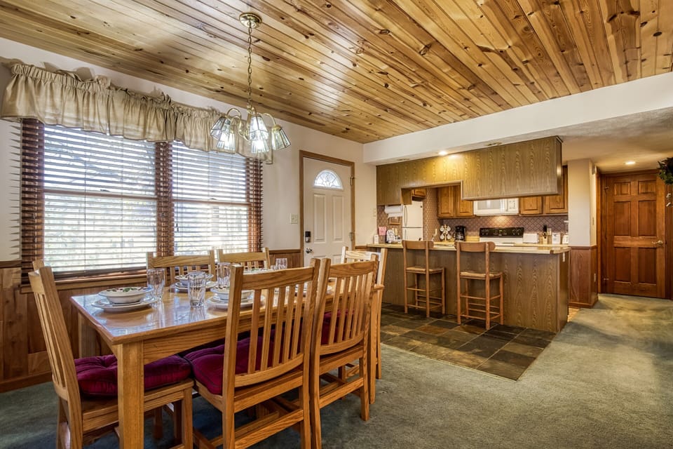 Chalet in the Smokies "Blackberry Ridge" - Dining area and fully furnished kitchen
