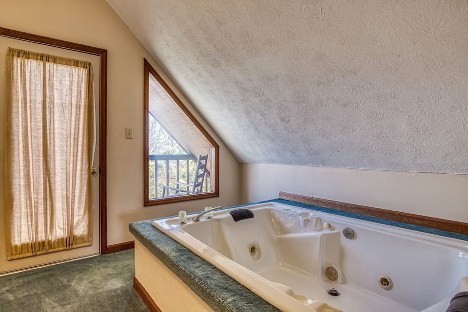 Vacation Rental in the Smokies "Blackberry Ridge" - Loft area with whirlpool tub