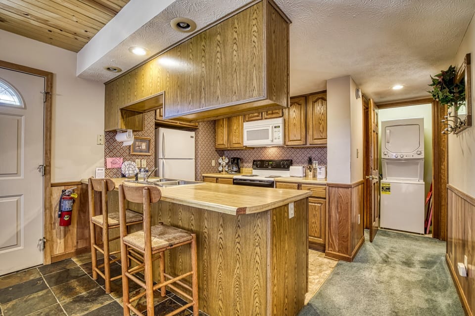 Smoky Mountain Chalet "Blackberry Ridge" - Fully furnished kitchen and bar area