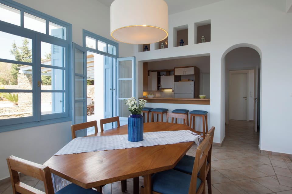 Dining area & breakfast bar