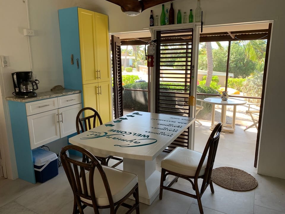 KITCHEN EATING AREA