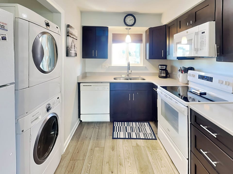 Full Kitchen w/ Washer & Dryer