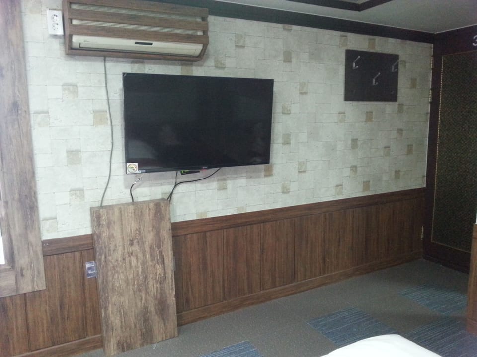 Standard Double Room | Television