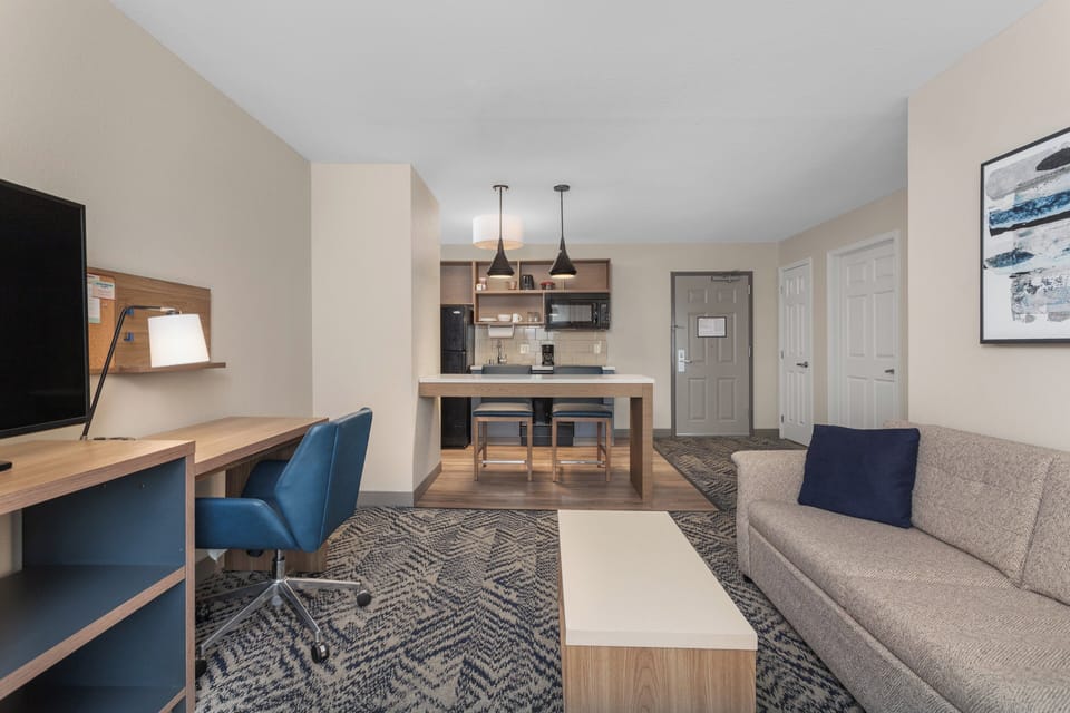 Suite, 1 Bedroom, Kitchen (Living and Dining Area) | Hypo-allergenic bedding, pillowtop beds, in-room safe, desk
