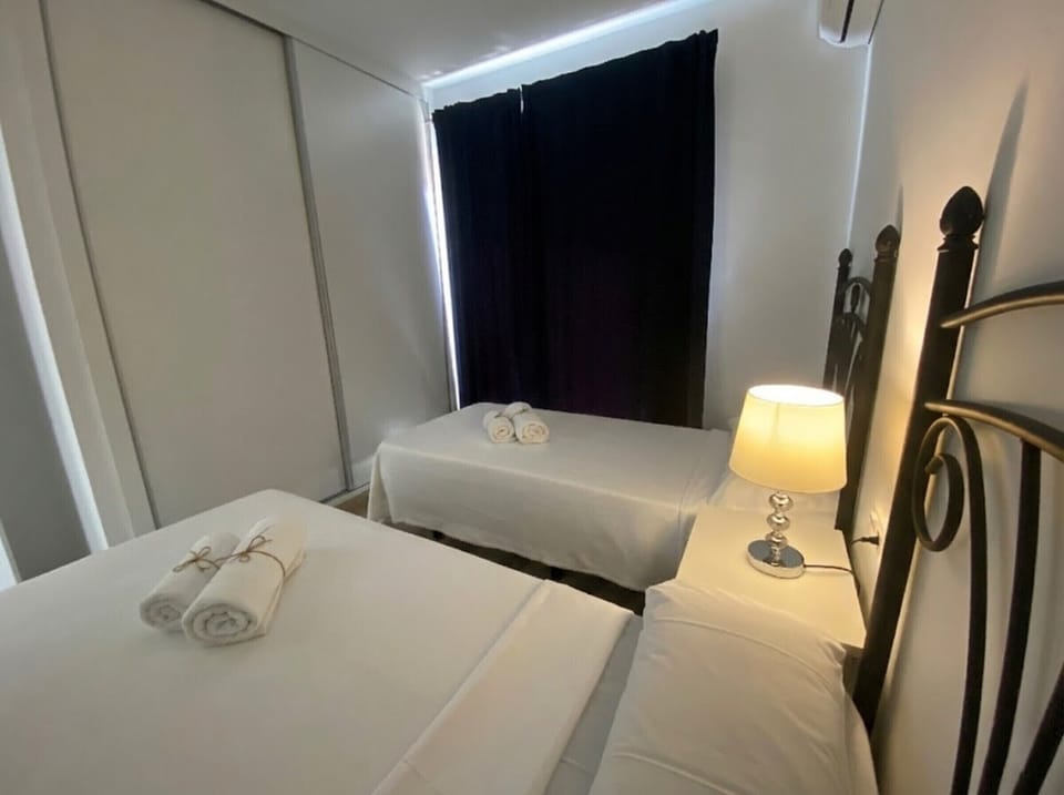 Cozy and functional: detail of the twin room, ready for your arrival.