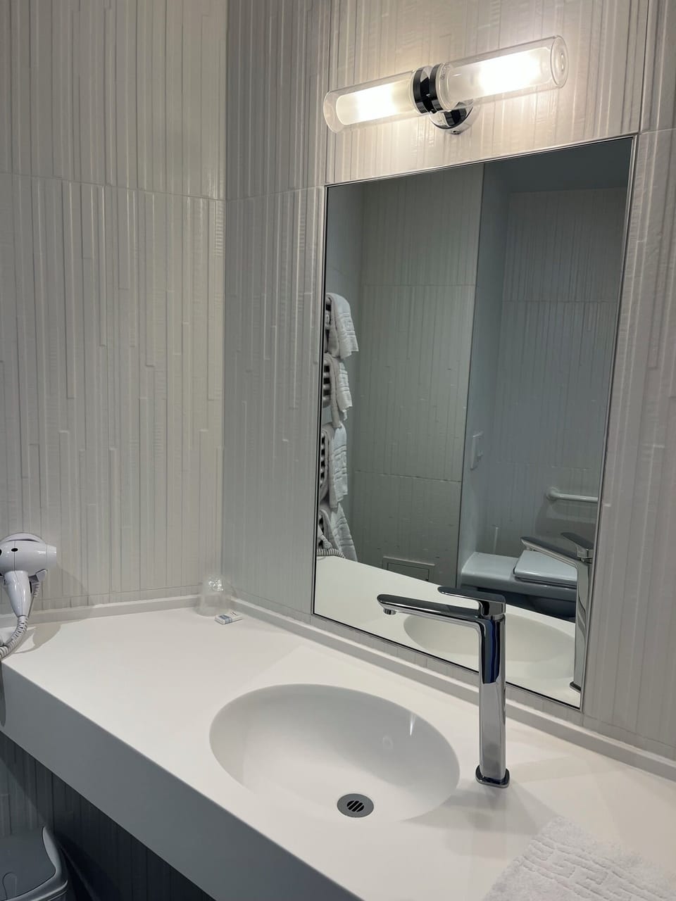 Superior Room, Mobility Accessible | Bathroom | Shower, towels