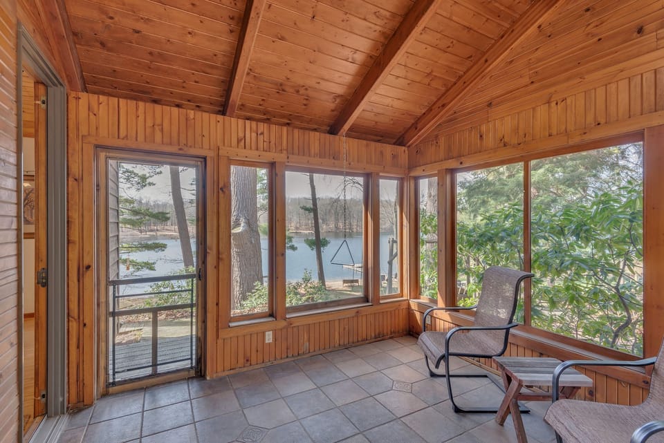 Screen porch off kitchen/dining area