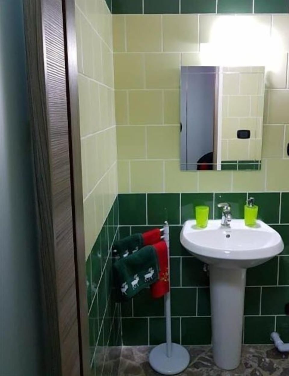 Shower, bidet, towels