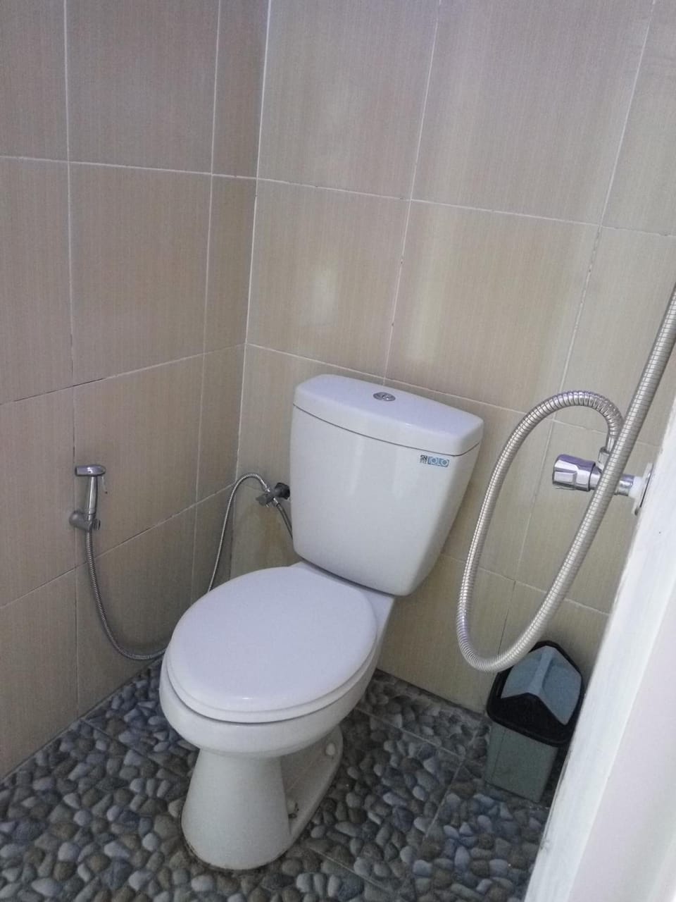 Shower, free toiletries, towels