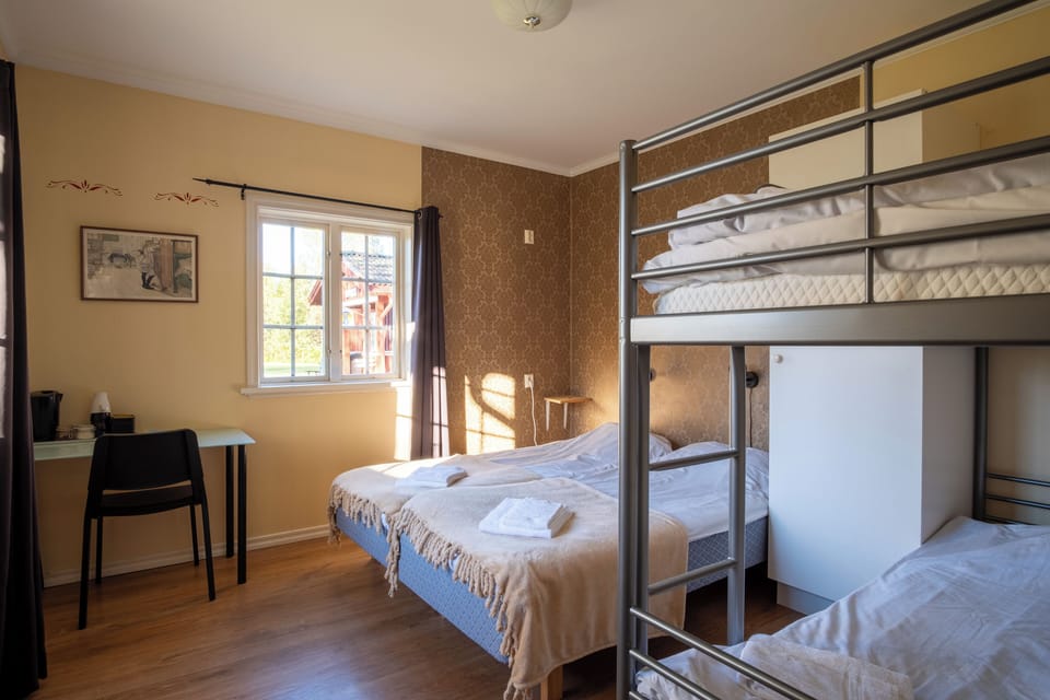 Quadruple Room | WiFi (free), bed sheets