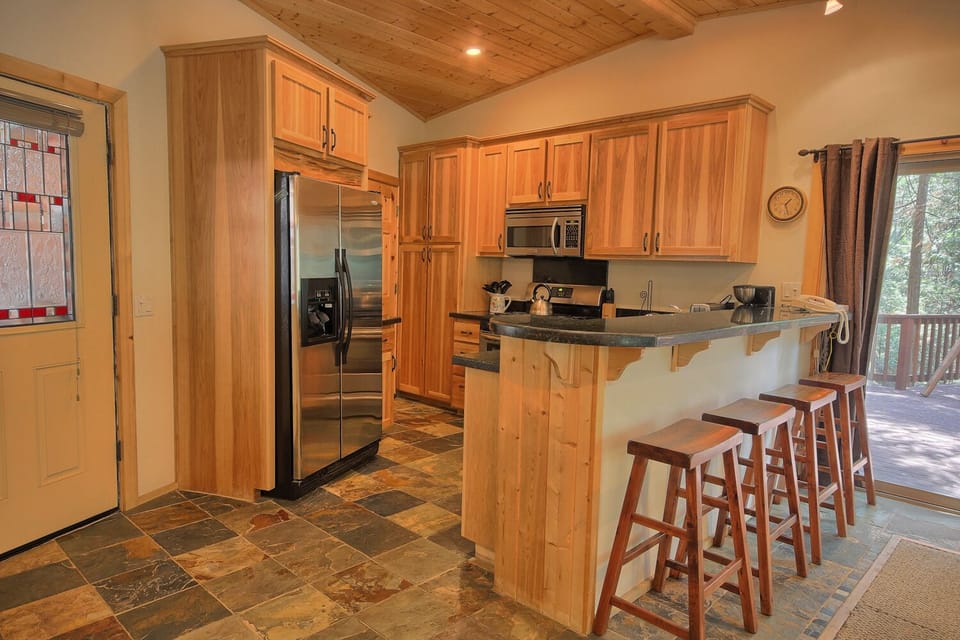 Kitchen and breakfast bar