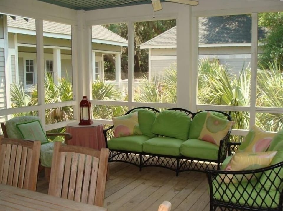 Come Relax on the Screened in Porch