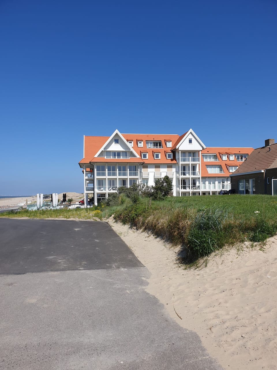 Westzijde Badhuis Cadzand  met zicht op de loggia van Windkracht 10