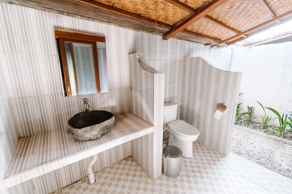 Traditional Bungalow | Bathroom | Shower, bidet, towels, soap